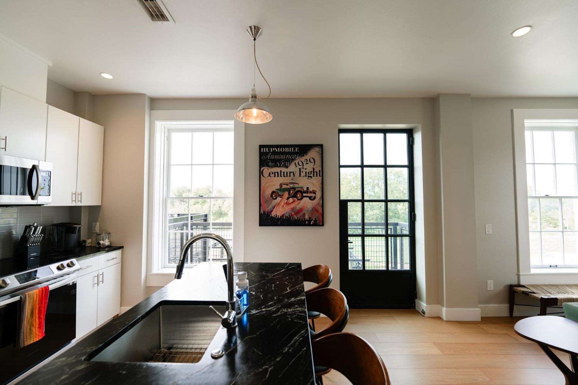 Western 1924 Luxury Lofts Martindale 外观 照片