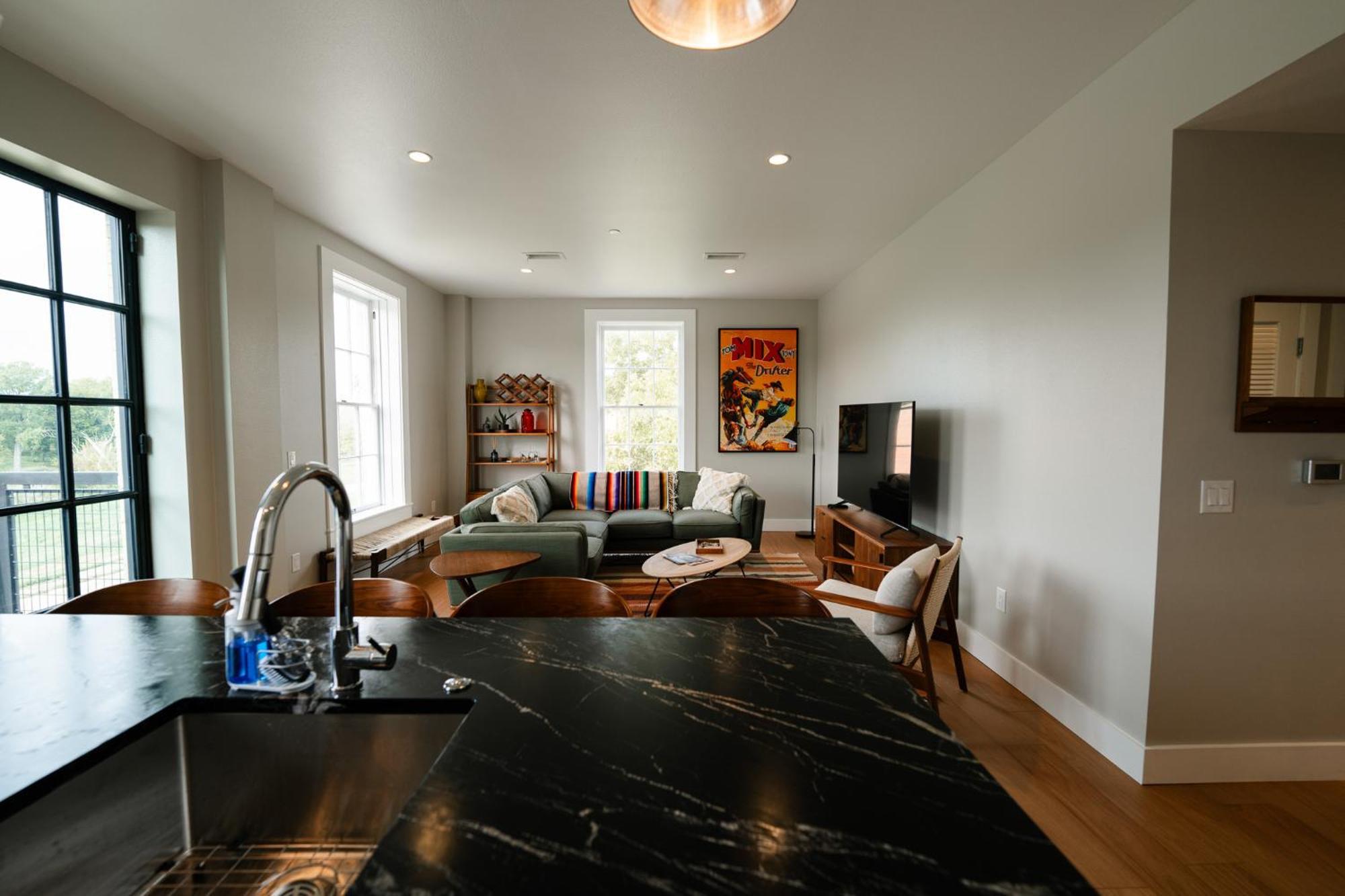 Western 1924 Luxury Lofts Martindale 外观 照片